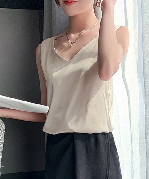 DAY CLOSET(デイ クローゼット)の「レディース Vネックシルキーサテンノースリーブタンクトップ(タンクトップ・レディース・ブラック/ホワイト/ベージュ/グレー系その他・S/XL/L/M)」の7枚目の写真
