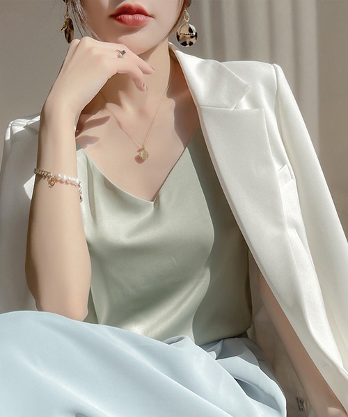 DAY CLOSET(デイ クローゼット)の「レディース Vネックシルキーサテンノースリーブタンクトップ(タンクトップ・レディース・ブラック/ホワイト/ベージュ/グレー系その他・S/XL/L/M)」の13枚目の写真