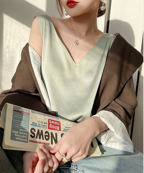 DAY CLOSET(デイ クローゼット)の「レディース Vネックシルキーサテンノースリーブタンクトップ(タンクトップ・レディース・ブラック/ホワイト/ベージュ/グレー系その他・S/XL/L/M)」の15枚目の写真