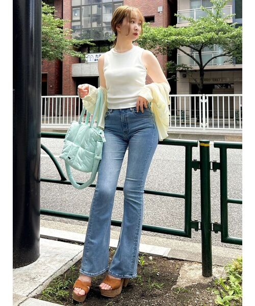 dazzlin(ダズリン)の「【吉田朱里】メイクアップフレアデニムパンツ(デニムパンツ・レディース・ライトブルー/インディゴブルー・X-SMALL/SMALL/MEDIUM/LARGE)」の6枚目の写真