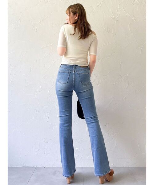 dazzlin(ダズリン)の「【吉田朱里】メイクアップフレアデニムパンツ(デニムパンツ・レディース・ライトブルー/インディゴブルー・X-SMALL/SMALL/MEDIUM/LARGE)」の14枚目の写真