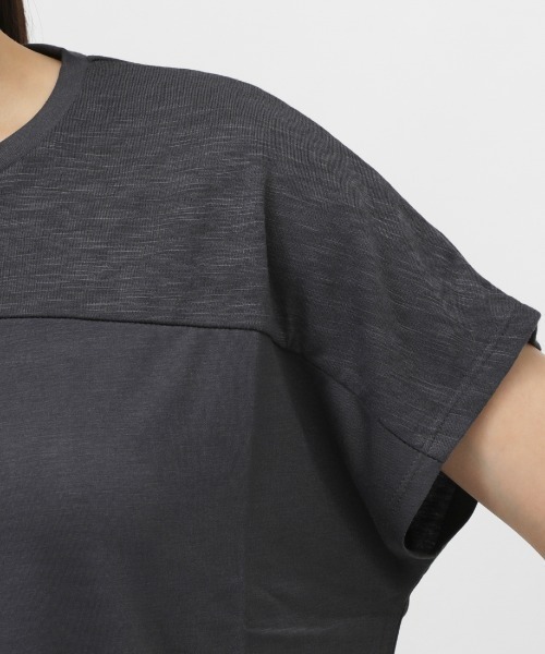 TIGORA(ティゴラ)の「ティゴラ TIGORA サイドスリットTシャツ(Tシャツ/カットソー・レディース・パープル/ライトベージュ/ダークグレー・S/M/L/XL)」の5枚目の写真