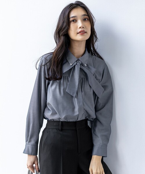 ANY SIS(エニィスィス)の「ボウタイ付きビジュー シャツ(シャツ/ブラウス・レディース・アイボリー系/ダルブルー系・MEDIUM)」の2枚目の写真