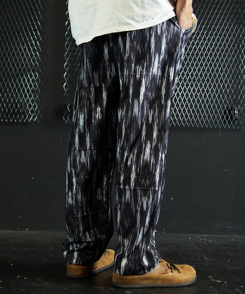 Beno(ビーノ)の「モノトーン総柄リラックスパンツ(その他パンツ・メンズ・グレー・MEDIUM/LARGE/X-LARGE)」の3枚目の写真