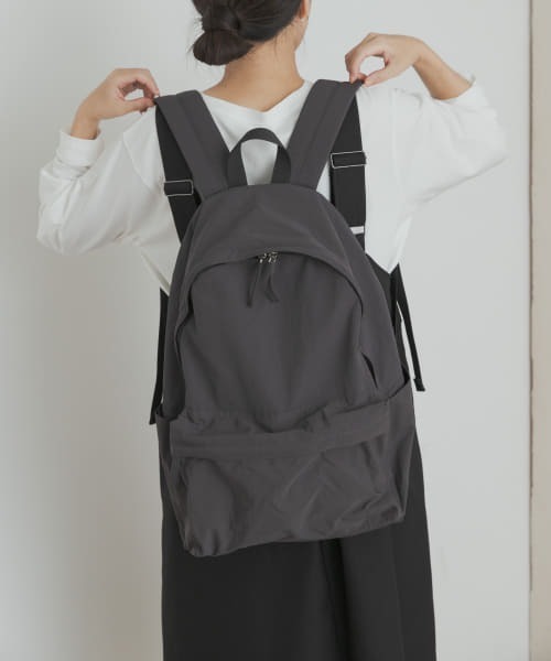 URBAN RESEARCH DOORS（アーバンリサーチドアーズ）の「ウォッシャブルマルチ収納リュック（バックパック/リュック・レディース・ブラック/チャコールグレー・ONE）」の2枚目の写真