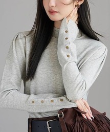 デイリー使いに重宝する袖ボタンリブニット