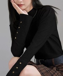 デイリー使いに重宝する袖ボタンリブニット