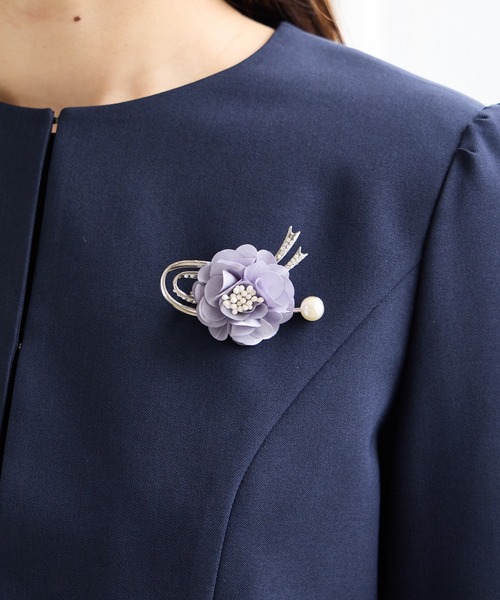 AIMER（エメ）の「3Dミニフラワーブローチ（ブローチ/コサージュ・レディース・ベージュ/ブルーグレー・FREE）」の5枚目の写真
