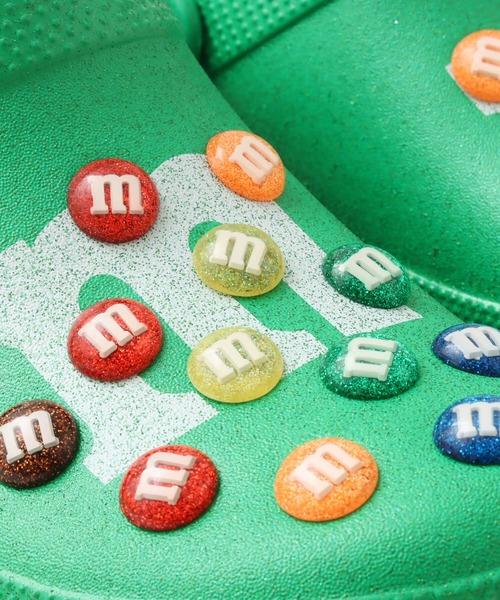 crocs（クロックス）の「crocs M&Ms Crocs Bae Clog / クロックス エムアンドエムズ クロックス ベイ クロッグ（サンダル・レディース・グリーン・24.0cm/23.0cm/22.0cm/25.0cm）」の3枚目の写真