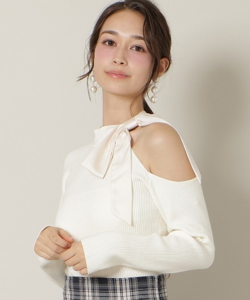 WILLSELECTION（ウィルセレクション）の「ワンショルリボンタイリブニット（ニット/セーター・レディース・オフホワイト/ブルー/モカ/ブラック・FREE）」の2枚目の写真