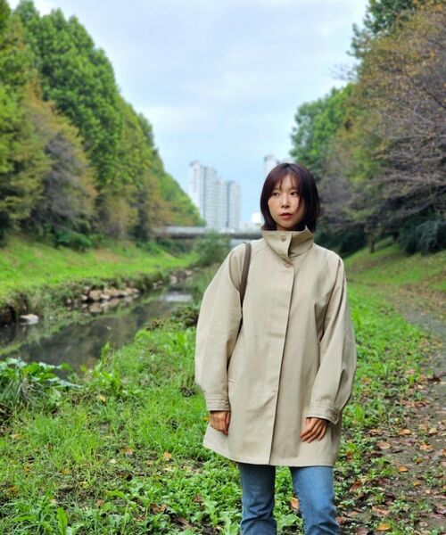 SIYAZU(シヤジュ)の「SIOT4152 ハイネックハーフトレンチコート_キャメルベージュ(トレンチコート・レディース・キャメル・ONE)」の8枚目の写真