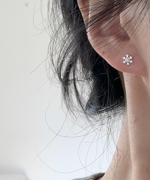 yu-ka(ユーカ)の「YU-KA:スノーフレークスタッドミニピアス Snow flake stud mini pierce(ピアス(両耳用)・レディース・シルバー・FREE)」の2枚目の写真