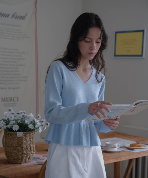 DEHEVE（デヘヴェ）の「V-neck Flare Shirring Knit [Sky Blue]（ニット/セーター・レディース・スカイブルー・FREE）」の2枚目の写真