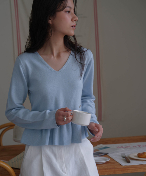 DEHEVE（デヘヴェ）の「V-neck Flare Shirring Knit [Sky Blue]（ニット/セーター・レディース・スカイブルー・FREE）」の3枚目の写真