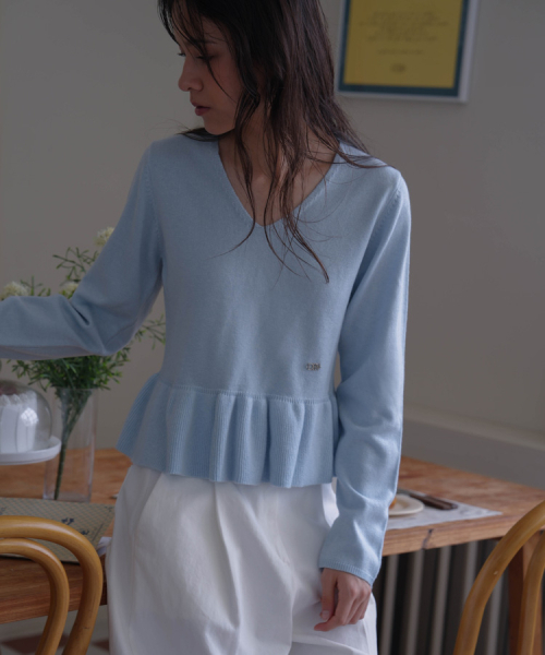 DEHEVE（デヘヴェ）の「V-neck Flare Shirring Knit [Sky Blue]（ニット/セーター・レディース・スカイブルー・FREE）」の4枚目の写真