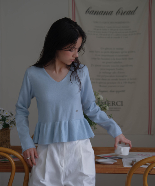DEHEVE（デヘヴェ）の「V-neck Flare Shirring Knit [Sky Blue]（ニット/セーター・レディース・スカイブルー・FREE）」の5枚目の写真