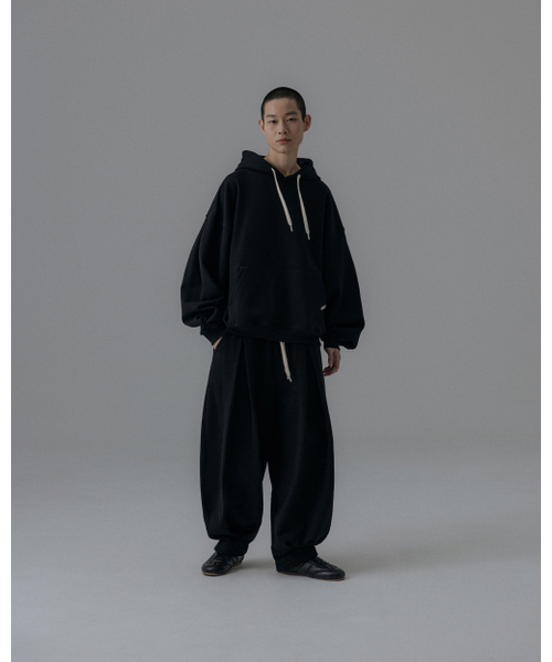 ANGLAN(アングラン)の「Valley Tuck Sweat Balloon Pants - Black(スウェットパンツ・メンズ・ブラック・FREE/2/1)」の4枚目の写真