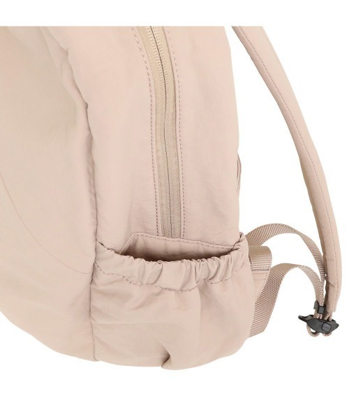 Samsonite Red（サムソナイトレッド）の「【SAMSONITE RED/サムソナイトレッド】 SAC'S BAR別注 PUFFY OVERNIGHTER ROUND BACKPACK（バックパック/リュック・レディース・ブラック/グレイッシュベージュ・FREE）」の11枚目の写真