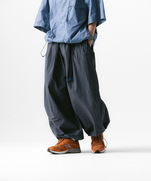 ANGLAN(アングラン)の「Nylon Tuck Belt String Balloon Pants - Grey(スウェットパンツ・メンズ・その他・ONE SIZE)」の2枚目の写真