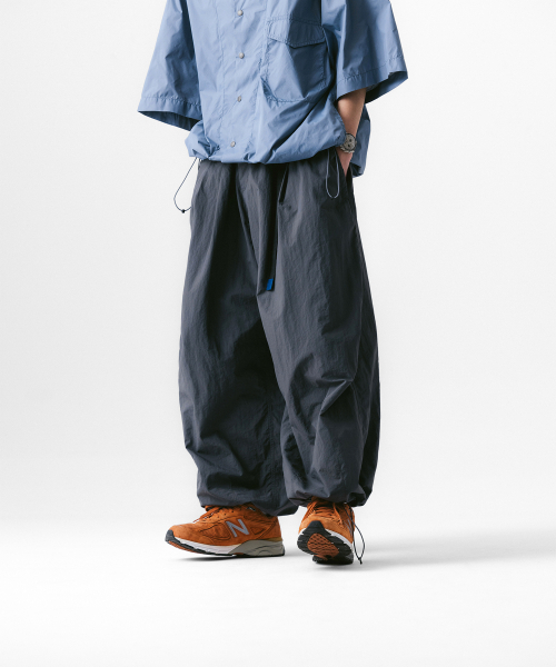 ANGLAN(アングラン)の「Nylon Tuck Belt String Balloon Pants - Grey(スウェットパンツ・メンズ・その他・ONE SIZE)」の3枚目の写真