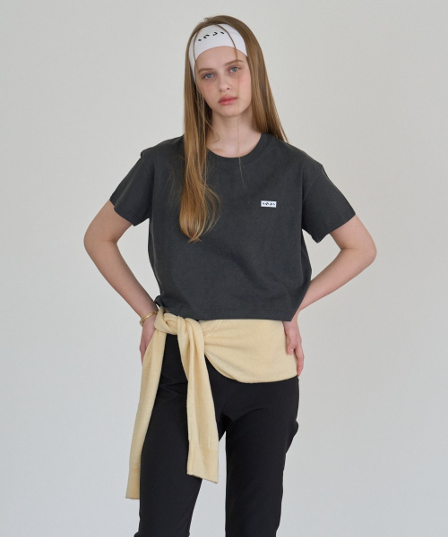 INJIACTIVE(インジアクティブ)の「スモールロゴクロップTシャツチャコール(Tシャツ/カットソー・レディース・その他・ONE SIZE)」の2枚目の写真