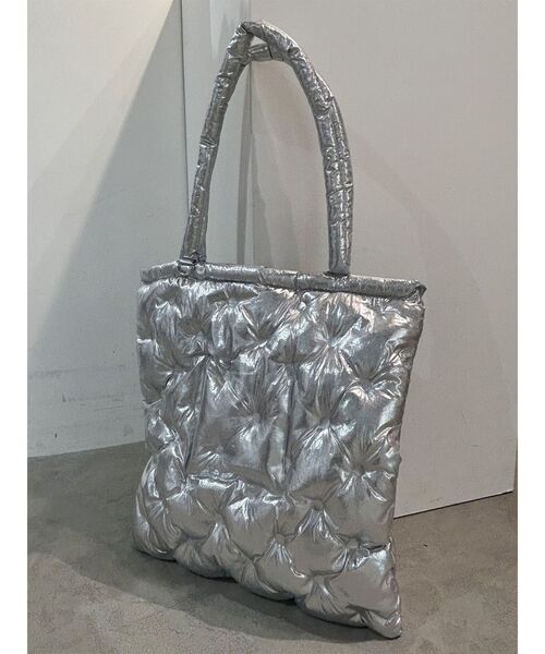 MURUA（ムルーア）の「キルティングライクトートバッグ【推し活バッグ】（トートバッグ・レディース・シルバー/ブルー/ゴールド系その他2/ブラック・FREE）」の4枚目の写真