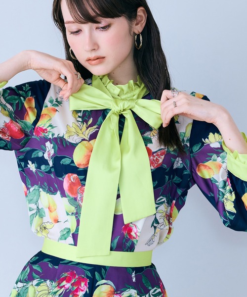 Audie a Muses(オーディアミューズ)の「フルーツパネルプリントボウタイ付きブラウス(シャツ/ブラウス・レディース・ネイビー/オレンジ・38/42)」の1枚目の写真