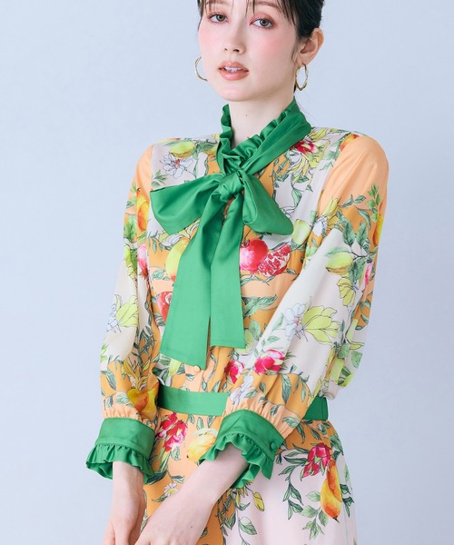 Audie a Muses(オーディアミューズ)の「フルーツパネルプリントボウタイ付きブラウス(シャツ/ブラウス・レディース・ネイビー/オレンジ・38/42)」の2枚目の写真
