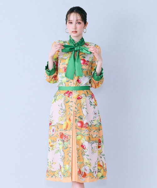 Audie a Muses(オーディアミューズ)の「フルーツパネルプリントボウタイ付きブラウス(シャツ/ブラウス・レディース・ネイビー/オレンジ・38/42)」の4枚目の写真