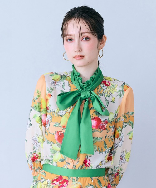 Audie a Muses(オーディアミューズ)の「フルーツパネルプリントボウタイ付きブラウス(シャツ/ブラウス・レディース・ネイビー/オレンジ・38/42)」の3枚目の写真