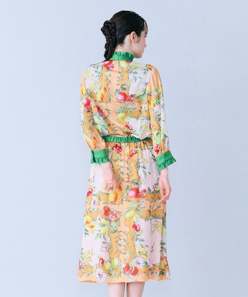 Audie a Muses(オーディアミューズ)の「フルーツパネルプリントボウタイ付きブラウス(シャツ/ブラウス・レディース・ネイビー/オレンジ・38/42)」の6枚目の写真