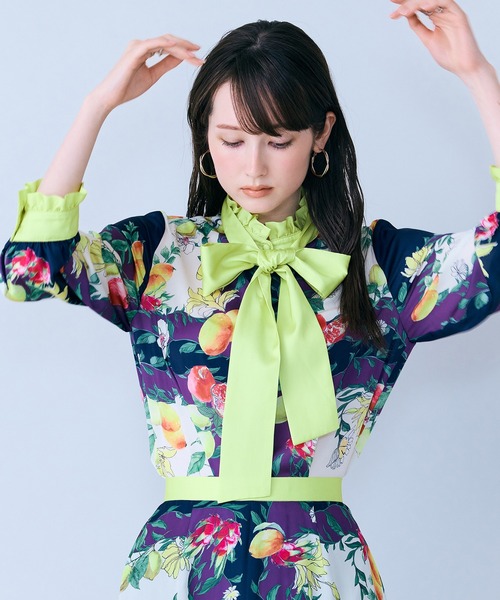 Audie a Muses(オーディアミューズ)の「フルーツパネルプリントボウタイ付きブラウス(シャツ/ブラウス・レディース・ネイビー/オレンジ・38/42)」の19枚目の写真