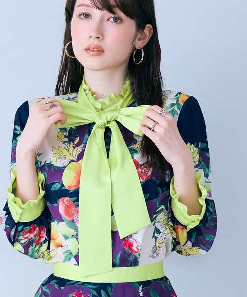 Audie a Muses(オーディアミューズ)の「フルーツパネルプリントボウタイ付きブラウス(シャツ/ブラウス・レディース・ネイビー/オレンジ・38/42)」の18枚目の写真