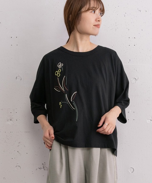 POU DOU DOU（プードゥドゥ）の「ダンシングフラワー刺繍ドルマントップス（Tシャツ/カットソー・レディース・オートミール/ピンク/ブラック・3）」の2枚目の写真