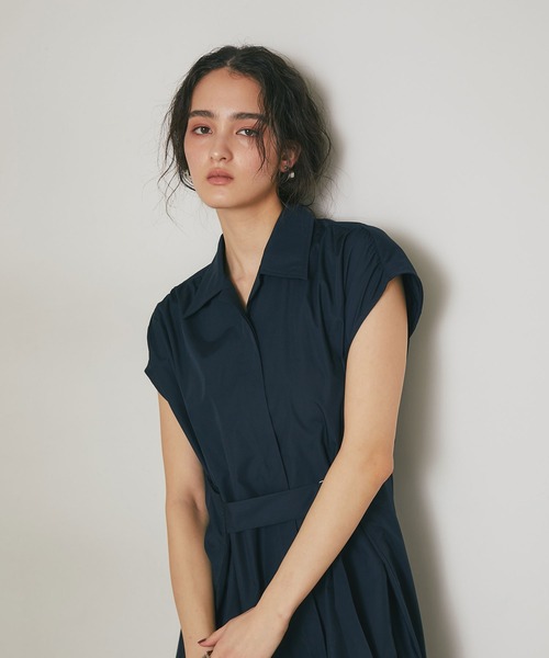 ARVELLIA(アルベリア)の「TUCK BELT SHIRT DRESS(ワンピース・レディース・ベージュ/ネイビー・M)」の4枚目の写真