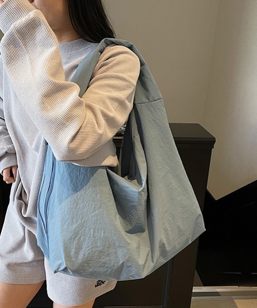link lot(リンクロット)の「【ユニセックス】マルチポケットナイロンハーフムーンハンドルバッグ(ショルダーバッグ・メンズ・レッド/グリーン/サックスブルー/カーキ/ブラック/アイボリー・F)」の5枚目の写真