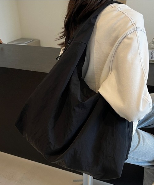 link lot(リンクロット)の「【ユニセックス】マルチポケットナイロンハーフムーンハンドルバッグ(ショルダーバッグ・メンズ・レッド/グリーン/サックスブルー/カーキ/ブラック/アイボリー・F)」の7枚目の写真