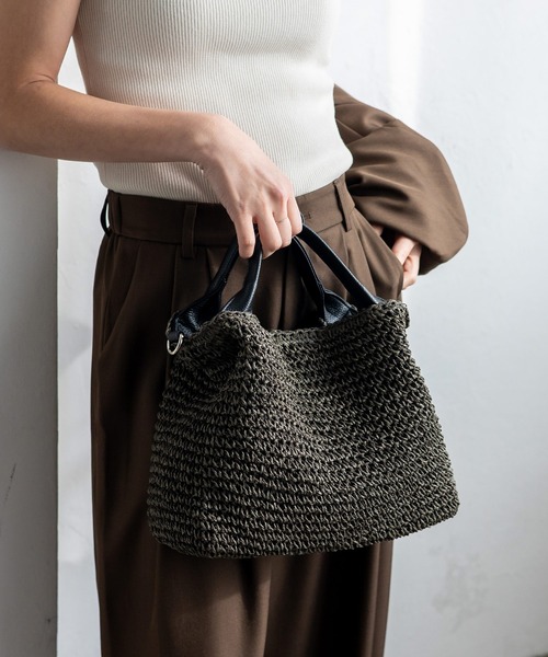 VitaFelice（ヴィータフェリーチェ）の「くったり編みペーパーブレード2WAYかごトートバッグ ラインショルダーベルト付き 【500mlペットボトル収納可】（かごバッグ・レディース・キャメル/チャコール/グレー・FREE）」の2枚目の写真
