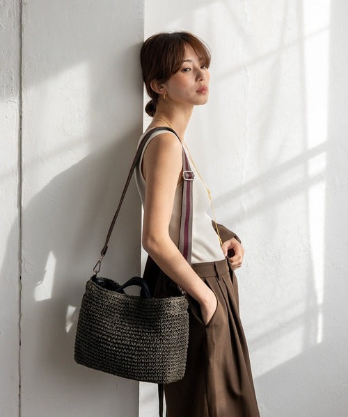 VitaFelice（ヴィータフェリーチェ）の「くったり編みペーパーブレード2WAYかごトートバッグ ラインショルダーベルト付き 【500mlペットボトル収納可】（かごバッグ・レディース・キャメル/チャコール/グレー・FREE）」の7枚目の写真