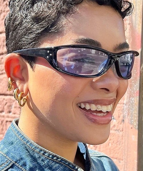 ARCHIVER（アーカイバ）の「【Bz】ラップサングラス / カラーレンズサングラス ブラックフレーム Y2K 韓国系 古着MIX トレンドアイウェア ユニセックス(DAY)（サングラス・メンズ・ブルー/ブラウン・FREE）」の2枚目の写真