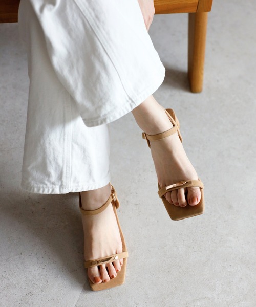 Bonjour Sagan(ボンジュールサガン)の「ゴールドバーサンダル(サンダル・レディース・ベージュ/ブラック・L/M/S)」の2枚目の写真