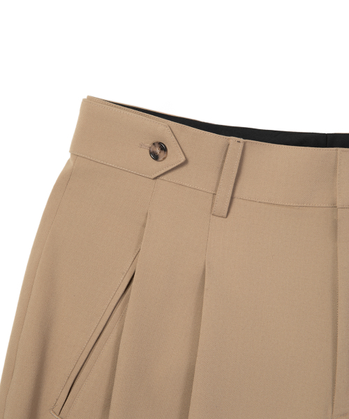 SYNQIA(シンキア)の「ヘリテージアジャスタブルツーピンタックトラウザータンベージュ(スラックス・メンズ・その他・SMALL/LARGE/MEDIUM)」の4枚目の写真