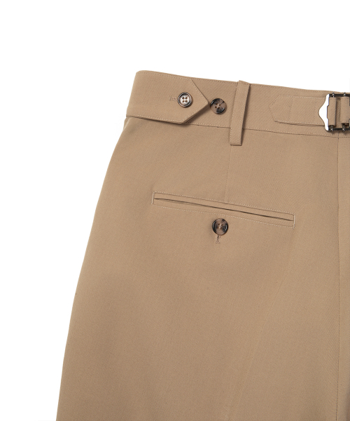 SYNQIA(シンキア)の「ヘリテージアジャスタブルツーピンタックトラウザータンベージュ(スラックス・メンズ・その他・SMALL/LARGE/MEDIUM)」の9枚目の写真