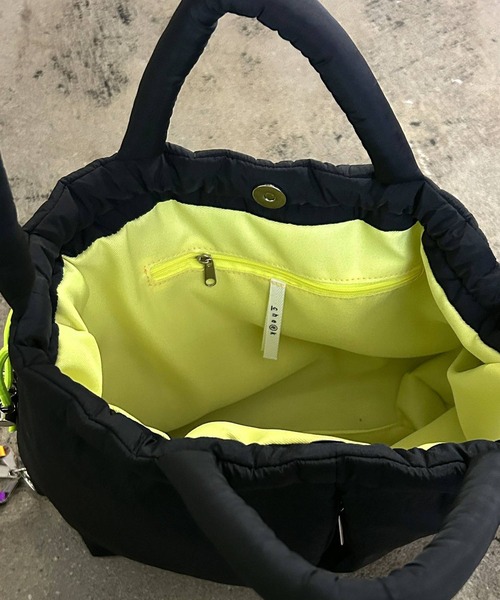 BACKYARD FAMILY(バックヤードファミリー)の「cheek チーク puff kinchaku 2WAY tote(トートバッグ・レディース・カーキ/ブラック/グレー/パープル/イエロー・FREE)」の12枚目の写真