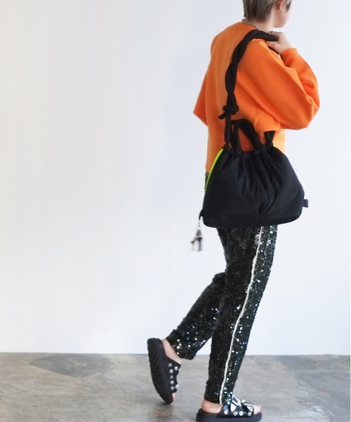 BACKYARD FAMILY(バックヤードファミリー)の「cheek チーク puff kinchaku 2WAY tote(トートバッグ・レディース・カーキ/ブラック/グレー/パープル/イエロー・FREE)」の18枚目の写真