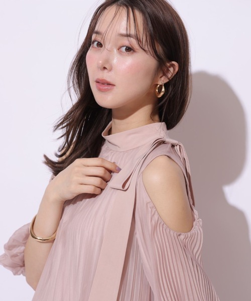 Mystrada(マイストラーダ)の「プリーツオフショルブラウス(シャツ/ブラウス・レディース・ピンク/ベージュ系その他/ブルーグレー/ブラック・36/38)」の4枚目の写真