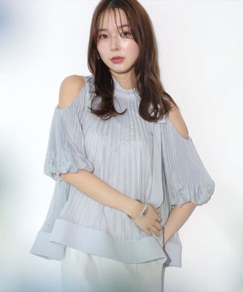 Mystrada(マイストラーダ)の「プリーツオフショルブラウス(シャツ/ブラウス・レディース・ピンク/ベージュ系その他/ブルーグレー/ブラック・36/38)」の3枚目の写真