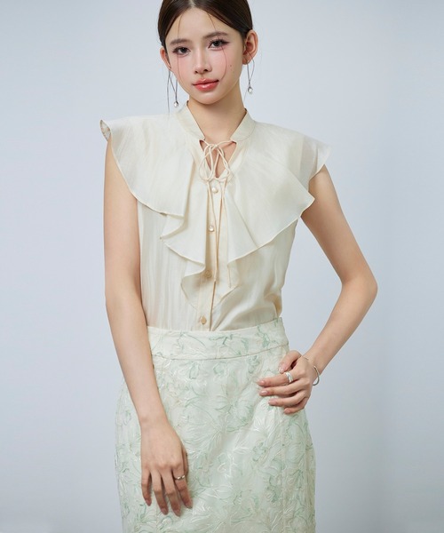 DRESS PLUS(ドレスプラス)の「大きめフリルビッグカラーブラウス(シャツ/ブラウス・レディース・ダークブラウン/ベージュ/ピンク/アイボリー・S/M/L)」の3枚目の写真