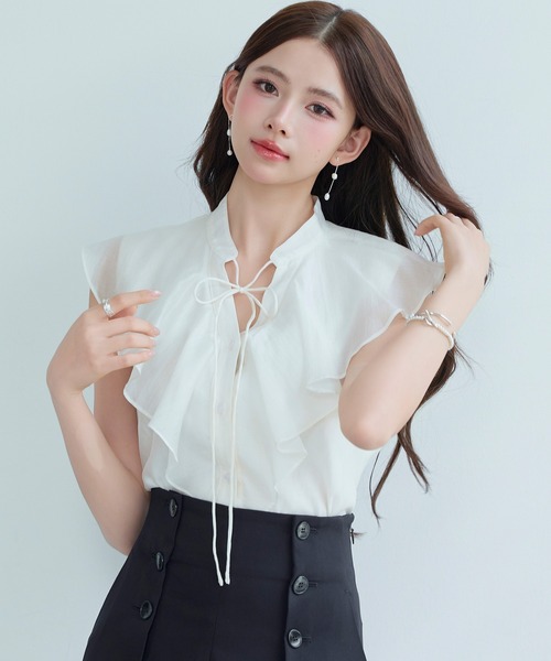 DRESS PLUS(ドレスプラス)の「大きめフリルビッグカラーブラウス(シャツ/ブラウス・レディース・ダークブラウン/ベージュ/ピンク/アイボリー・S/M/L)」の2枚目の写真