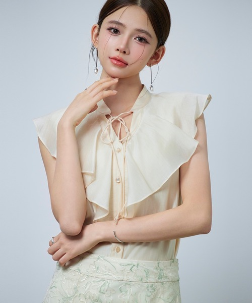 DRESS PLUS(ドレスプラス)の「大きめフリルビッグカラーブラウス(シャツ/ブラウス・レディース・ダークブラウン/ベージュ/ピンク/アイボリー・S/M/L)」の16枚目の写真